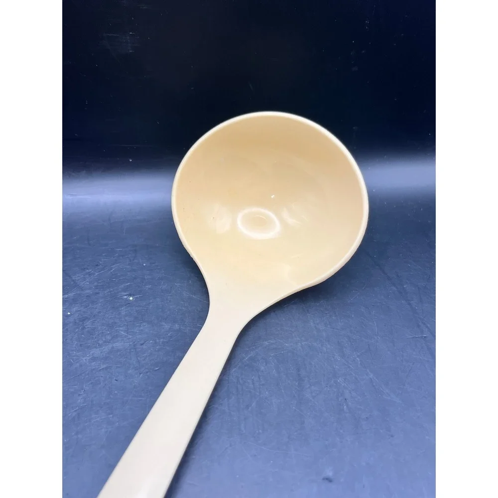 Vtg Tupperware Beige Soup Ladle Kitchen Utensil with Hanging Hole 11